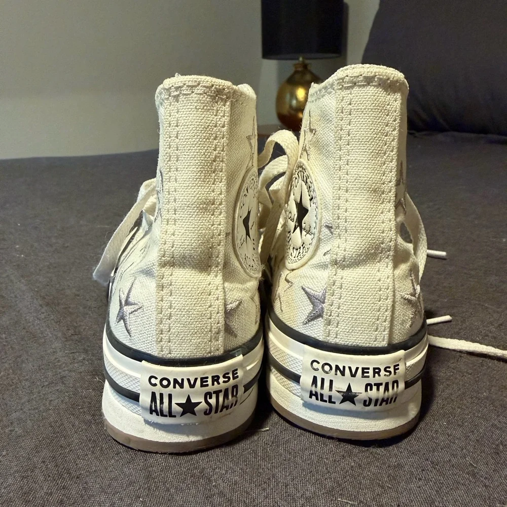 Converse Kids High Top Sneakers in Cream with Silver Star Print (size 10.5)